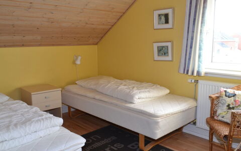 Nilaus - 2.3Km from the Sea: Cama, Mueble, Habitación, Suelo, Diseño De Interiores, Piso, Madera, Sábana, Lecho, Amarillo