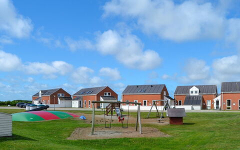 Nilaus - 2.3Km from the Sea: Hierba, Casa, Techo, Barrio Residencial, Casa, El Terreno Del Lote, Llanura, Asentamientos Humanos, Césped, Cabaña