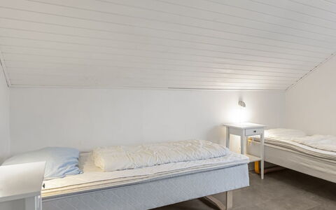 Edly - 2.3Km from the Sea: Madera, Piso, Suelo, Techo, Diseño De Interiores, Habitación, Habitación, Cama, Lecho, Marco De La Cama