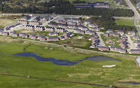 Terje - 2.3Km from the Sea: Edificio, Casa, Ventana, Casa, Techo, Barrio Residencial, Arbusto, Cabaña, El Terreno Del Lote