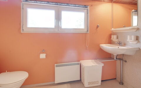 Thorbergh - 2Km from the Sea: Arreglo De Tubería, Pared, Baño, Lavabo Del Baño, Piso, Suelo, Lavabo, Baño, Diseño De Interiores, Plomería