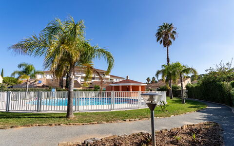 Tahiti Parc: Planta, Cielo, Edificio, Propiedad, Agua, Árbol, Vegetación, El Terreno Del Lote, Arecales, Cerca