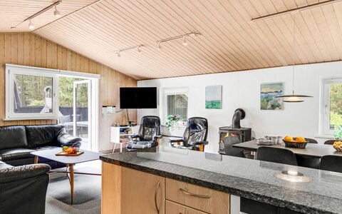 Jul - 900M from the Sea: Diseño De Interiores, Techo, Mueble, Habitación, Silla, Cocina, Electrodoméstico, Mostrador, Sala, Lámpara