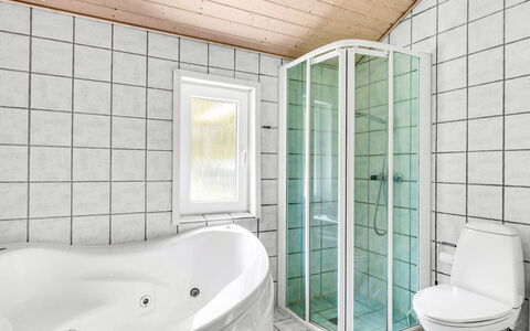 Jul - 900M from the Sea: Arreglo De Tubería, Piso, Baño, Diseño De Interiores, Suelo, Techo, Plomería, Habitación, Lavabo, Grifo