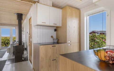 Hermoth - 300M from the Sea: Madera, Piso, Suelo, Cocina, Diseño De Interiores, Madera Dura, Techo, Manchas De Madera, Gabinetes, Mostrador