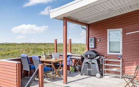 Hermoth - 300M from the Sea: Madera, Puerta, Mueble, Cubierta, Manchas De Madera, Silla, Porche, Madera Dura, Cabaña, Mueble Para Exteriores