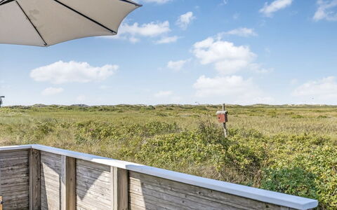 Hermoth - 300M from the Sea: El Terreno Del Lote, Mueble Para Exteriores, Balcón, Cubierta, Boardwalk, Tablón, Madera Dura, Pasarela, Silla, Sombra