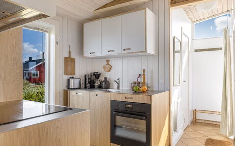 Hermoth - 300M from the Sea: Madera, Cocina, Piso, Diseño De Interiores, Suelo, Mostrador, Aparato De Cocina, Mueble, Techo, Habitación