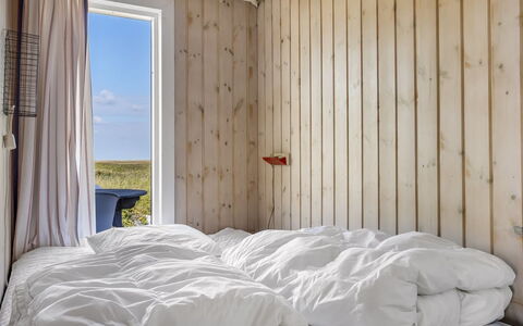 Hermoth - 300M from the Sea: Habitación, Sábana, Cama, Madera, Lecho, Linos, Suelo, Piso, Marco De La Cama, Almohada