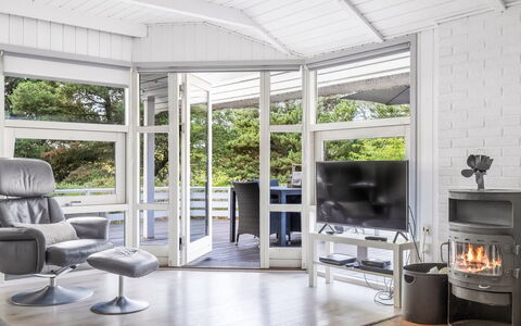 Lin - 2.9Km from the Sea: Mueble, Diseño De Interiores, Piso, Madera, Suelo, Techo, Silla, Sala, Casa, Suelos De Madera