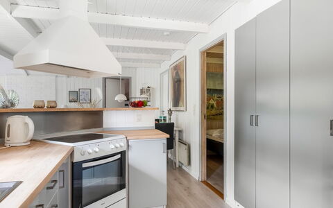Lin - 2.9Km from the Sea: Cocina, Mostrador, Aparato De Cocina, Mueble, Diseño De Interiores, Piso, Gabinetes, Electrodoméstico, Madera, Suelo