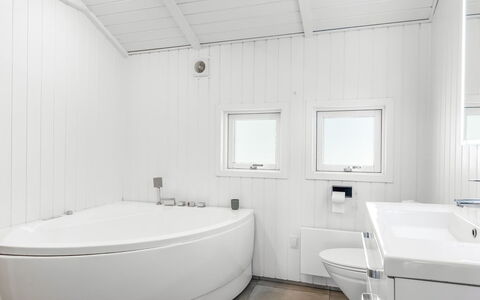 Lin - 2.9Km from the Sea: Arreglo De Tubería, Baño, Piso, Suelo, Diseño De Interiores, Techo, Grifo, Plomería, Lavabo, Bañera