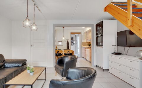 Paula - 2.3Km from the Sea: Mueble, Diseño De Interiores, Piso, Madera, Techo, Sofá, Suelo, Lámpara, Habitación, Sala