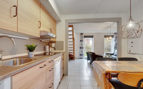 Paula - 2.3Km from the Sea: Mueble, Diseño De Interiores, Mostrador, Piso, Cocina, Suelo, Pared, Lámpara, Gabinetes, Madera