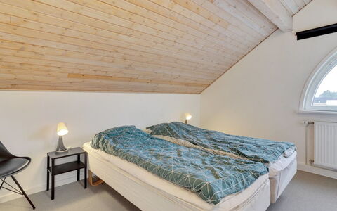 Paula - 2.3Km from the Sea: Habitación, Cama, Diseño De Interiores, Madera, Piso, Suelo, Techo, Sábana, Lecho, Marco De La Cama