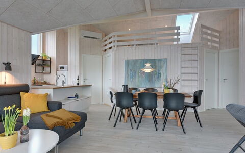 Gubbe - 500M from the Sea: Diseño De Interiores, Piso, Madera, Techo, Suelo, Mueble, Lámpara, Sala, Habitación, Encendiendo