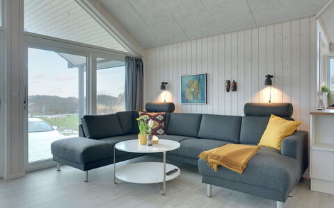 Gubbe - 500M from the Sea: Casa, Mueble, Sala, Sofá, Lámpara, Lámpara, Mesa De Café, Planta De Casa