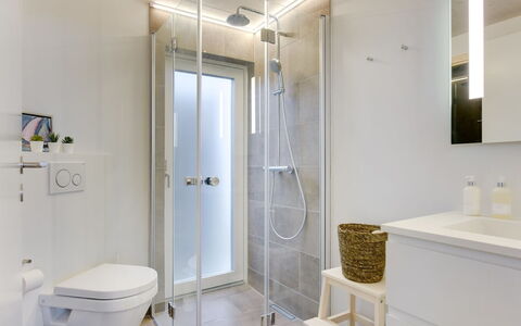 Gubbe - 500M from the Sea: Baño, Diseño De Interiores, Piso, Arreglo De Tubería, Pared, Suelo, Techo, Baño, Mueble De Baño, Lavabo