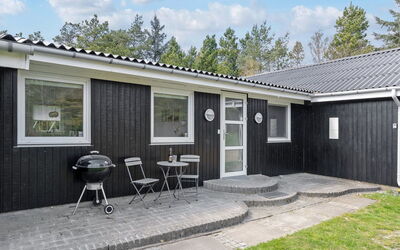 Mikaela - 1Km from the Sea