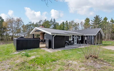 Mikaela - 1Km from the Sea