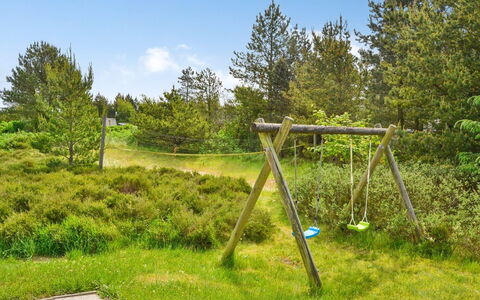 Gunlög - 3.1Km from the Sea: Hierba, Verde, Vegetación, Arbusto, Pradera, El Terreno Del Lote, Prado, Pasto, Jardín