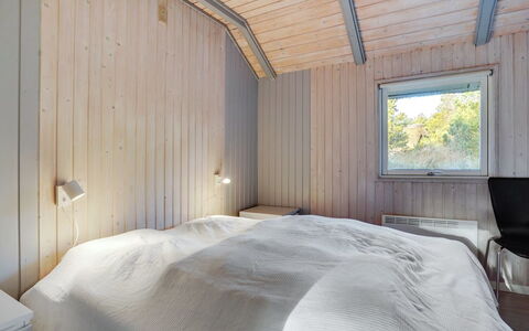 Gunlög - 3.1Km from the Sea: Madera, Habitación, Techo, Sábana, Suelo, Lecho, Cama, Casa, Piso, Marco De La Cama