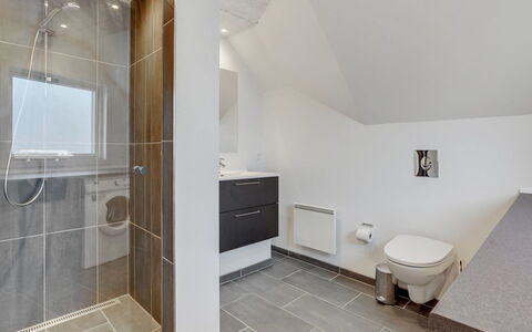Gunlög - 3.1Km from the Sea: Piso, Arreglo De Tubería, Suelo, Diseño De Interiores, Baño, Techo, Grifo, Lavabo, Mueble De Baño, Plomería