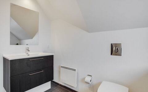 Gunlög - 3.1Km from the Sea: Arreglo De Tubería, Piso, Mueble De Baño, Diseño De Interiores, Suelo, Lavabo Del Baño, Baño, Grifo, Lavabo, Plomería