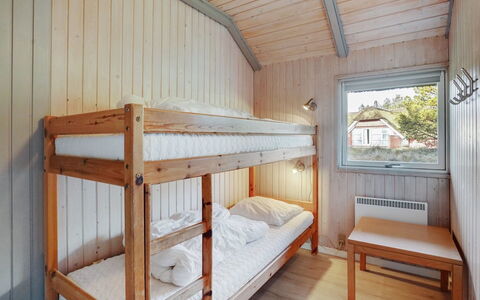 Gunlög - 3.1Km from the Sea: Madera, Habitación, Puerta, Cama, Manchas De Madera, Casa, Litera, Madera Dura, Marco De La Cama, Tablón