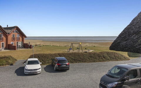 Eda - 3.5Km from the Sea: Arbusto, Diseño Urbano, Cobertura Del Suelo, Ladrillo, Departamento, Inmuebles, Enladrillado, Balcón, Paisajismo