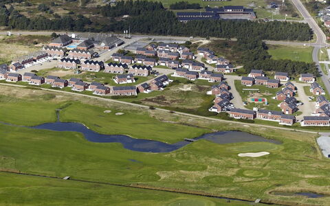 Hugo - 2.5Km from the Sea: Techo, Casa, Casa, Cabaña, Puerta, Vía Muerta, Inmuebles, Césped, Yarda, Porche