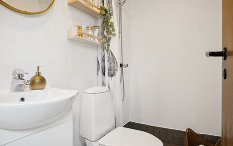 Inga - 1.3Km from the Sea: Asiento Del Baño, Diseño De Interiores, Piso, Arreglo De Tubería, Baño, Suelo, Baño, Encendiendo, Habitación, Casa