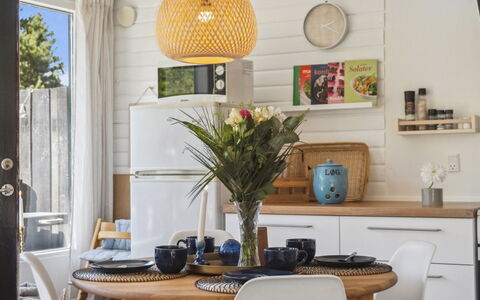 Inga - 1.3Km from the Sea: Mueble, Diseño De Interiores, Cocina, Lámpara, Encendiendo, Mostrador, Silla, Mesa, Vajilla, Piso