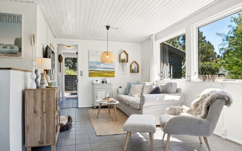 Inga - 1.3Km from the Sea: Pared, Diseño De Interiores, Mueble, Madera, Sofá, Sala, Piso, Casa, Techo, Suelo