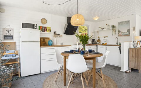 Inga - 1.3Km from the Sea: Mueble, Diseño De Interiores, Piso, Madera, Silla, Techo, Cocina Y Comedor Mesa, Habitación, Suelo, Comedor