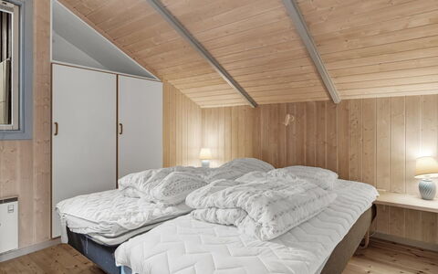Vivan - 3.8Km from the Sea: Habitación, Techo, Casa, Linos, Cama, Sábana, Lecho, Marco De La Cama, Madera Dura, Ático