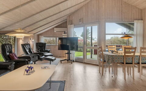 Vivan - 3.8Km from the Sea: Madera, Techo, Diseño De Interiores, Casa, Cabaña, Habitación, Suelos De Madera, Sala, Madera Dura, Sofá