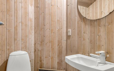Vivan - 3.8Km from the Sea: Pared, Madera, Piso, Arreglo De Tubería, Suelo, Diseño De Interiores, Baño, Habitación, Techo, Tablón