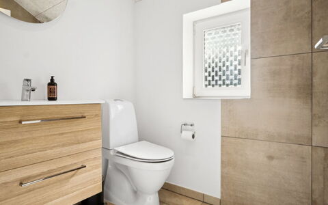 Botulf - 3.8Km from the Sea: Asiento Del Baño, Baño, Baño, Piso, Arreglo De Tubería, Suelo, Diseño De Interiores, Mueble De Baño, Plomería, Loseta