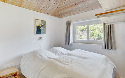 Botulf - 3.8Km from the Sea: Habitación, Diseño De Interiores, Pared, Suelo, Madera, Techo, Cama, Piso, Sábana, Lecho