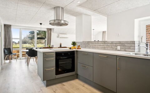 Botulf - 3.8Km from the Sea: Piso, Cocina, Mostrador, Madera, Gabinetes, Diseño De Interiores, Mueble, Suelo, Techo, Aparato De Cocina