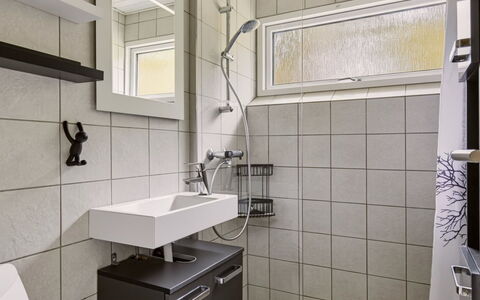 Bogatin - 1Km from the Sea: Arreglo De Tubería, Baño, Piso, Pared, Diseño De Interiores, Lavabo, Suelo, Grifo, Lavabo Del Baño, Plomería