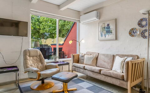 Volmer - 3.9Km from the Sea: Mueble, Diseño De Interiores, Piso, Pared, Suelo, Sofá, Madera, Sala, Techo, Habitación