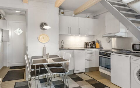 Volmer - 3.9Km from the Sea: Cocina, Piso, Diseño De Interiores, Electrodoméstico, Aparato De Cocina, Suelo, Mueble, Madera, Techo, Mostrador