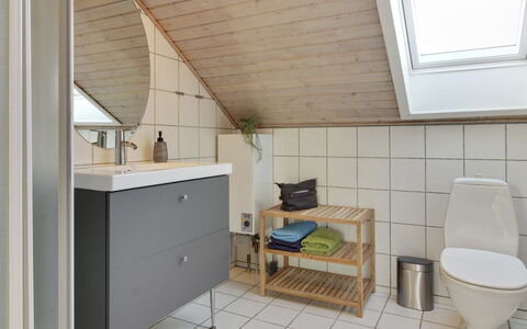 Bosse - 2.3Km from the Sea: Piso, Arreglo De Tubería, Suelo, Diseño De Interiores, Madera, Lavabo, Baño, Grifo, Mueble De Baño, Lavabo Del Baño