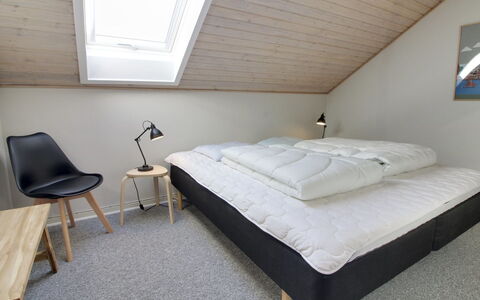 Bosse - 2.3Km from the Sea: Habitación, Cama, Madera, Diseño De Interiores, Piso, Suelo, Sábana, Lecho, Techo, Mueble