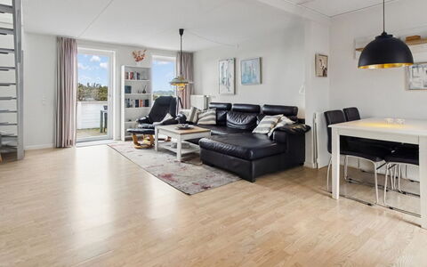 Aappo - 2.3Km from the Sea: Piso, Suelo, Diseño De Interiores, Mueble, Suelos De Madera, Madera, Techo, Sofá, Sala, Habitación