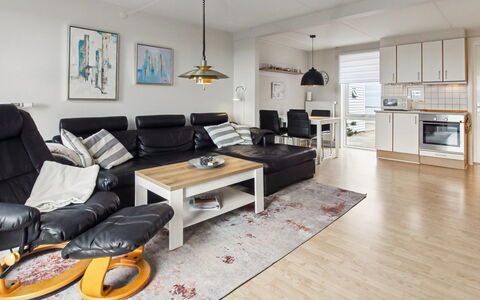 Aappo - 2.3Km from the Sea: Mueble, Diseño De Interiores, Sofá, Piso, Madera, Sala, Techo, Suelo, Habitación, Suelos De Madera