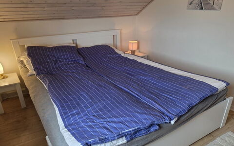 Aappo - 2.3Km from the Sea: Madera, Habitación, Piso, Cama, Suelo, Linos, Lecho, Mueble, Marco De La Cama, Sábana
