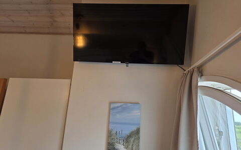 Aappo - 2.3Km from the Sea: Dispositivo Electronico, Set De Televisión, Cortina, Televisión, Sala, Manchas De Madera